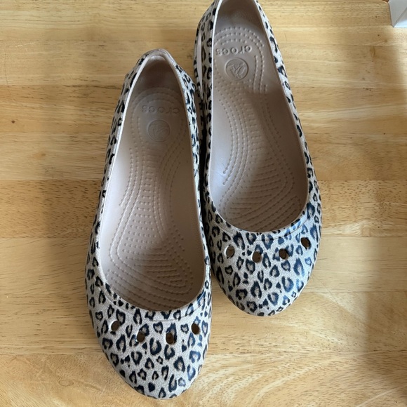 Crocs Kadee Ballet Flat Leopard Animal Print Sz 7 Slip On Work Comfort Casual - Picture 9 of 9